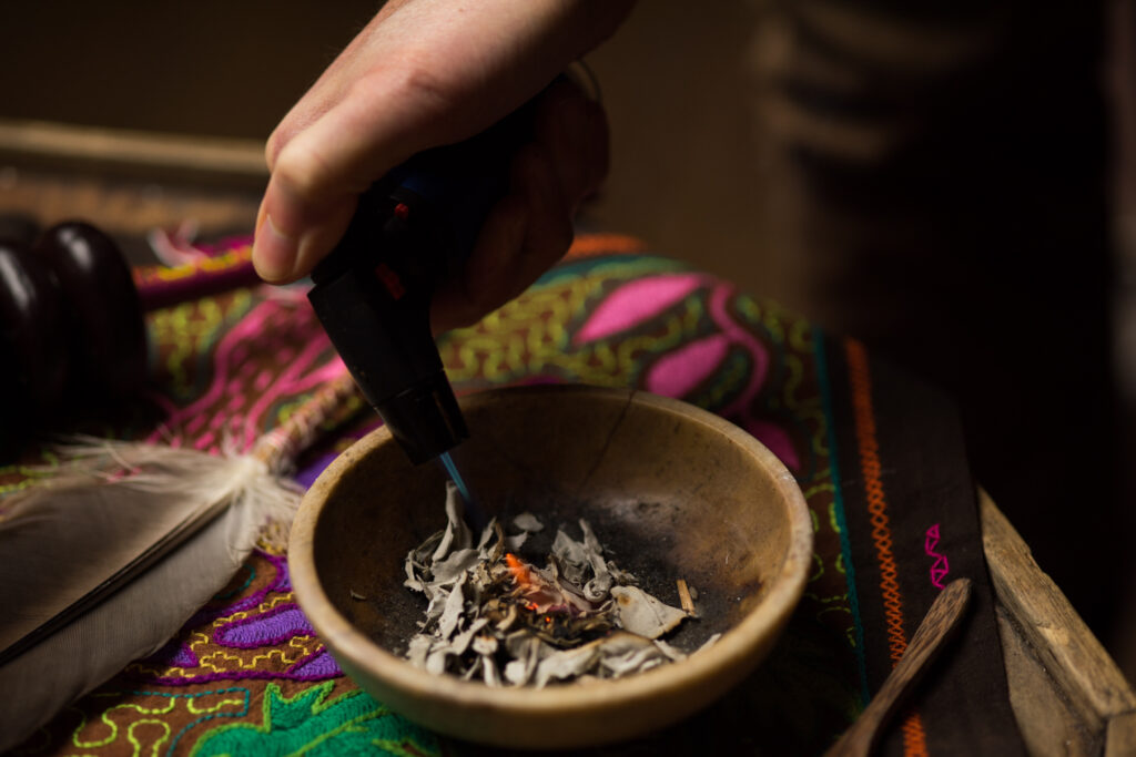Räuchern vor der Kambo-Zeremonie